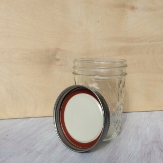 Glas mit Metallschraubdeckel