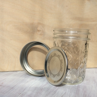 Glas mit Metallschraubdeckel