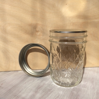 Glas mit Metallschraubdeckel