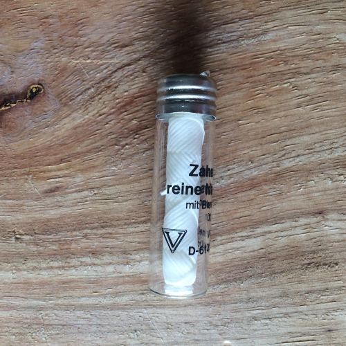 Zahnseide aus Seidenfaden + Bienenwachs