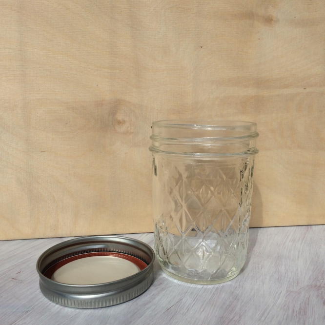 Glas mit Metallschraubdeckel
